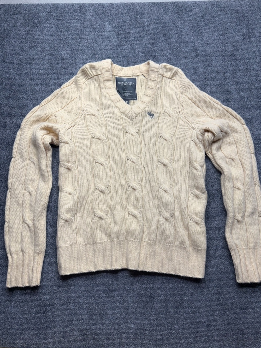 Abercrombie & Fitch Men's Medium Cream Cable V-Neck Sweater NWT Cashmere Blend